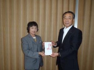 栃倉理事長から竹野町保育園の八田先生に贈呈