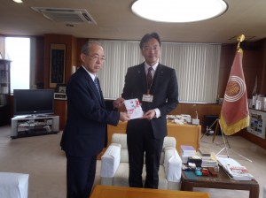 野上理事長(写真・左)から國定三条市長に贈呈