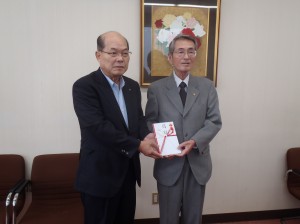 宇野理事長(写真・左)から亀田地区育成協議会 の矢部幸雄様に贈呈