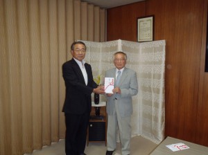 栃倉理事長(写真・左)から升潟保育園の田村園長に贈呈