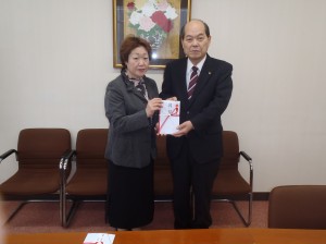 宇野理事長(写真・右)から山口会長に贈呈