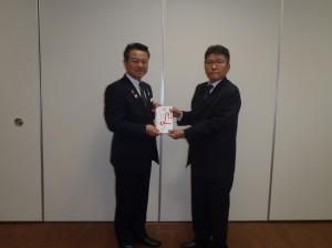 小野澤理事長(写真・左)から金城幼稚園・保育園の角谷園長に贈呈