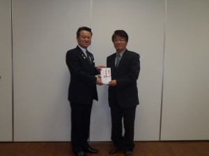 小野澤理事長からたんぽぽ保育園の上村事務長に贈呈
