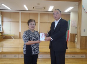 小川理事長(写真・右)からなの花認定こども園・丹羽理事長に贈呈