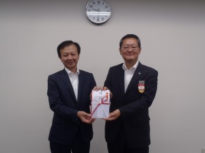 稲垣理事長(写真・左)からJR東日本新潟支社宇野室長に贈呈