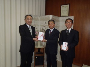 栃倉理事長(写真・左)からかたひがし保育園の星野理事長、竹内園長に贈呈