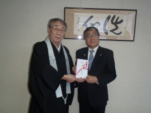 黒石理事長(写真・右)から糸魚川幼稚園井伊様に贈呈