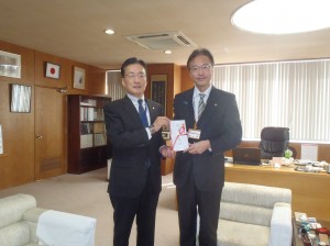 佐藤理事長(写真・左)から國定勇人三条市長に贈呈