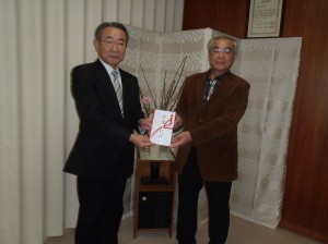 栃倉理事長(写真・左)からスポーツ少年団本間会長に贈呈