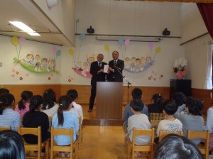 小川理事長(写真・右)から松山理事長に贈呈