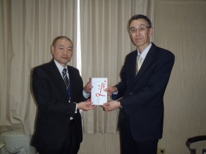 長谷川理事長(写真・右)からふなおか学園飯利事務局長に贈呈