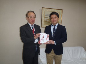 鈴木支店長(写真・左)から宮沢園長に贈呈