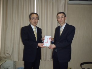 長谷川理事長(写真・右)からかがやきこども園村山事務局長に贈呈