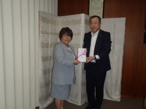 小杉理事長(写真・右)から石田副会長に贈呈