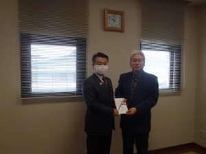 小野澤理事長(写真・左)からＮＰＯ法人Ｔap志田理事長に贈呈