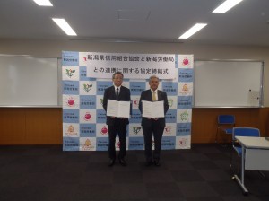 左側から長谷川会長、阿部新潟労働局長