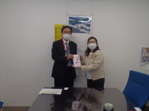佐々木中条支店長(写真・左)から瀧澤園長に贈呈