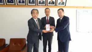 小杉理事長(写真・右)から森田 広海後援会長、斎藤 伸校長(写真・左から)に贈呈