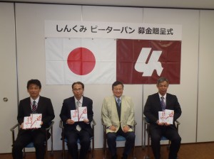 左側から山岸繁校長(津南小)、梅澤健一校長(上関小)、小野澤理事長、五十嵐哲也校長(塩沢小)