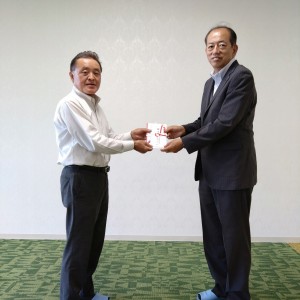 赤川理事長(写真・右)から馬場理事長に贈呈