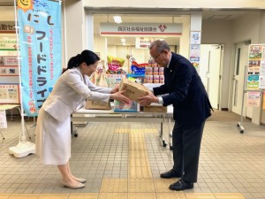 フードバンクにし寄付シーン